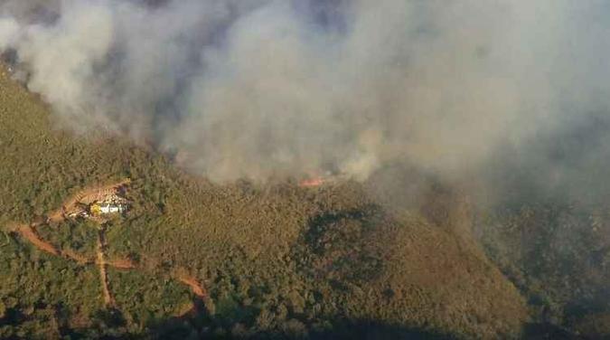 Fogo atinge margens de manancial. Terreno íngreme dificulta os trabalhos de bombeiros e brigadistas(foto: Divulgação/Corpo de Bombeiros) Fogo atinge margens de manancial. Terreno íngreme dificulta os trabalhos de bombeiros e brigadistas(foto: Divulgação/Corpo de Bombeiros)