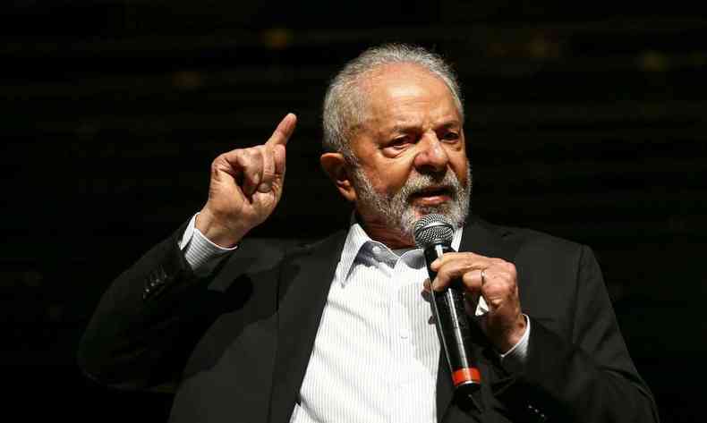 O governo Lula tambm chegou a impor sigilo na lista de convidados para a recepo no Itamaraty aps a posse do petista, no dia 1 de janeiro. Pelo desgaste, o Planalto retirou o sigilo