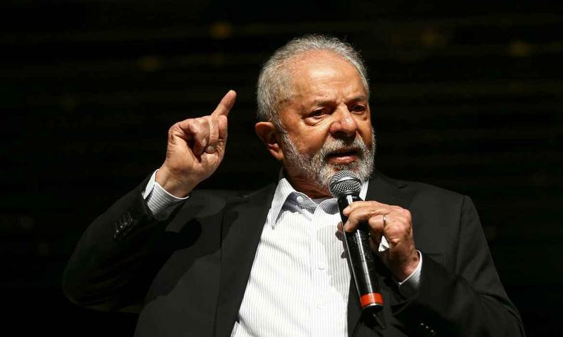 O governo Lula tambm chegou a impor sigilo na lista de convidados para a recepo no Itamaraty aps a posse do petista, no dia 1 de janeiro. Pelo desgaste, o Planalto retirou o sigilo