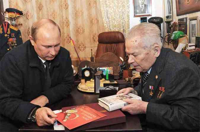 Encontro do presidente da Rssia Vladimir Putin (E) com Mikhail Kalashnikov (D), em 18 de setembro (foto: REUTERS/Michael Klimentyev)