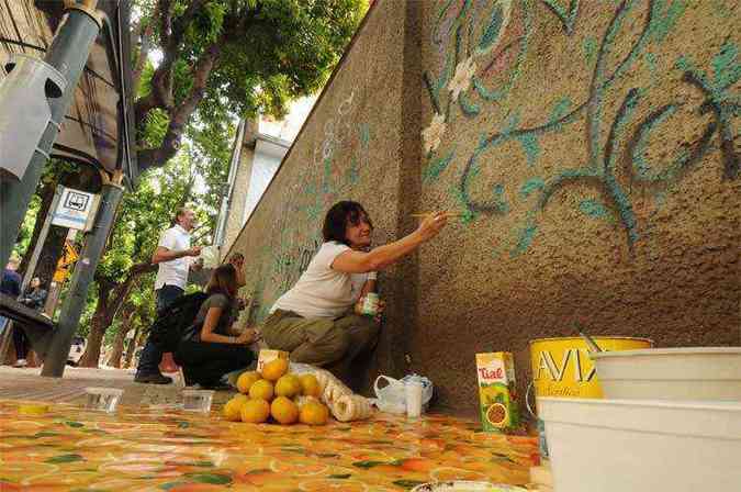 Maria Alzira, Mariana, Gustavo e Paula passaram a tarde de ontem pintando o muro do Mosteiro Santa Clara, na Rua Santa Rita Duro (foto: Cristina Horta/EM/D.A Press. Brasil)