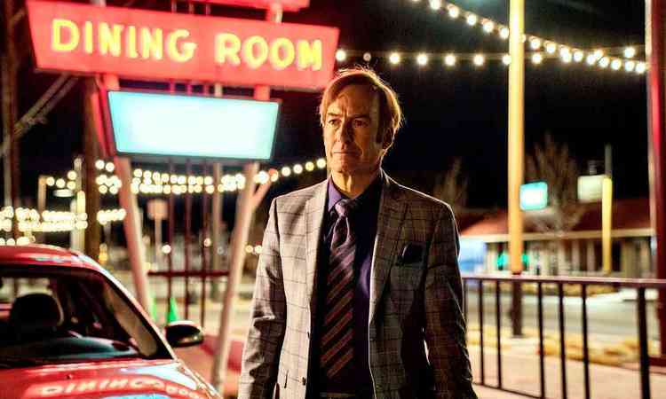 O ator Bob Odenkirk de p, na rua, em cena de Better call Saul
