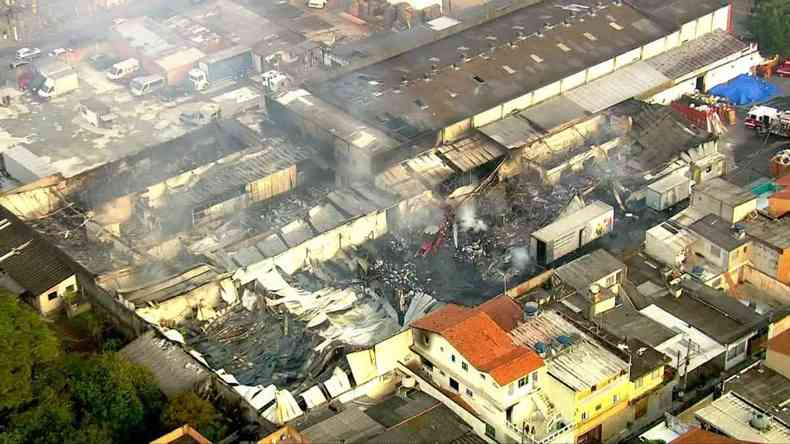 Destruio causada pelo incndio em um galpo das Casas Andr Luiz, em So Paulo (foto: Reproduo/TV Globo )