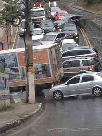 Queda de poste parou o trnsito na Rua Patagnia(foto: Benny Cohen?Estado de Minas)