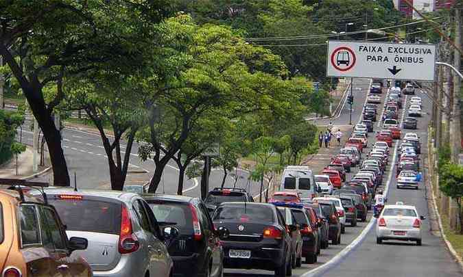 Congestionamento na Avenida Carlos Luz j atinge o cemitrio da Paz(foto: Gladyston Rodrigues/EM/D.A.Press)