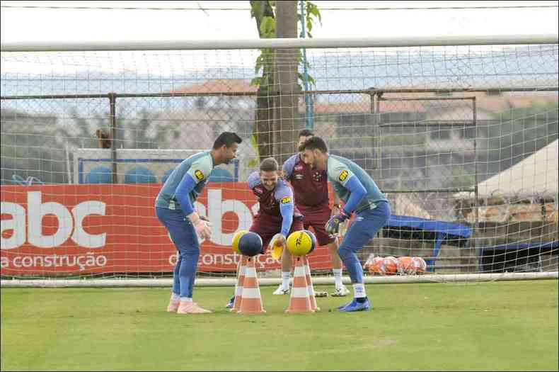 Fbio e Rafael elogiam muito o tipo de treinamento feito pelo preparador de goleiros Robertinho(foto: Juarez Rodrigues/EM/D.A Press - 16/1/19)