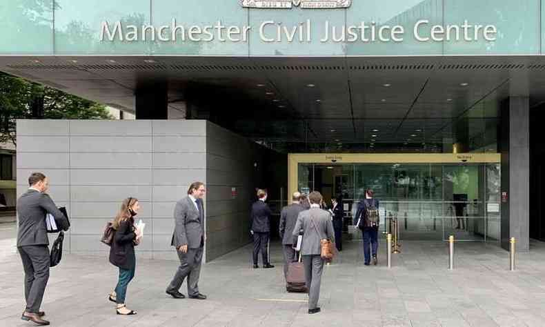 Entrada dos advogados da BHP e dos atingidos no Centro de Justia Cvel de Manchester(foto: Mateus Parreiras/EM/D.A. Press)