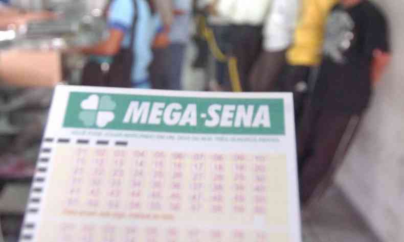 Bilhete de aposta da Mega-Sena em destaque, em casa lotrica lotada em BH