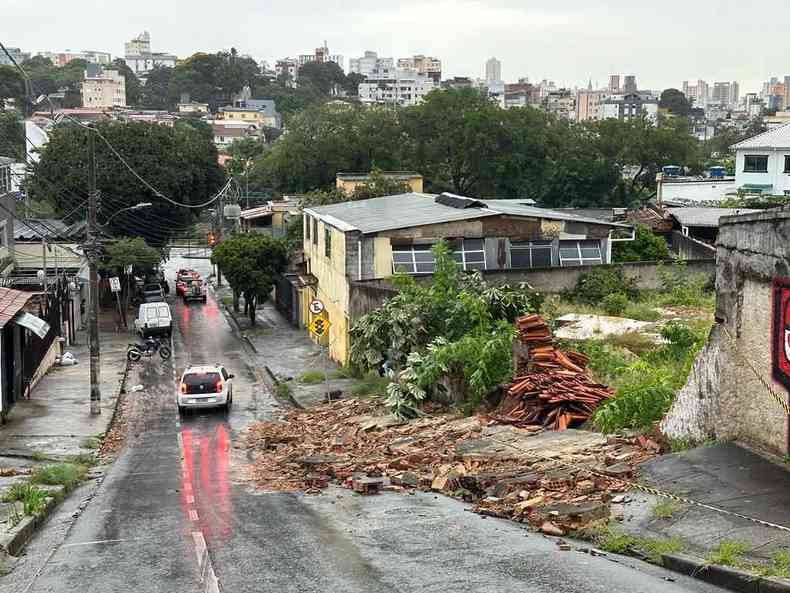 Muro desaba no bairro Pompeia