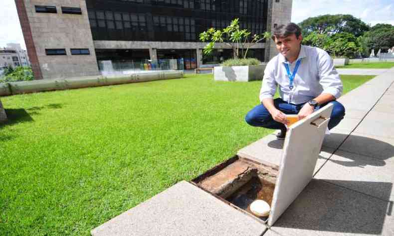 Mrio Henrique de Oliveira, analista do Sebrae, mostra instalaes no prdio, que conta com caixa de captao de gua de chuva(foto: Gladyston Rodrigues/EM/D.A Press)