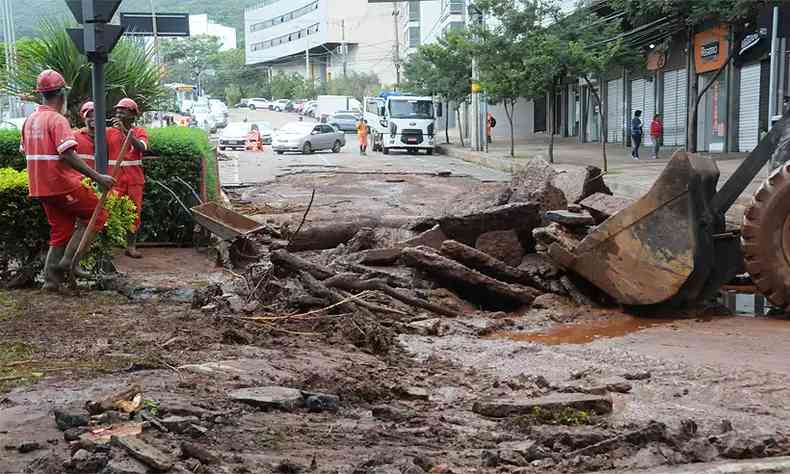 Avenida Professor Mrio Wermeck, no Buritis, amanheceu destruda pela tempestade nesta quarta (foto: Paulo Filgueiras/EM/D.A Press)