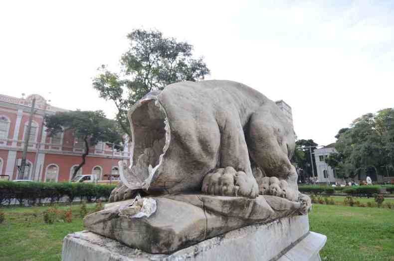 Escultura de leo teve cabea arrancada em abril. Mais um caso de vandalismo na Praa da Estao(foto: Gladyston Rodrigues/EM/D.A Press)