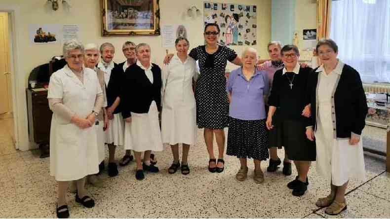 Brasileira, responsvel pelo atendimento a 52 idosos, posa junto a freiras que trabalham no Lar St Augustine's, no sudeste de Londres(foto: St Augustine's)