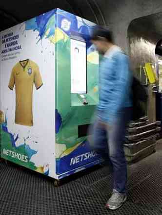 Mquinas foram instaladas para vender a camisa da seleo no metr de SP(foto: REUTERS/Paulo Whitaker )
