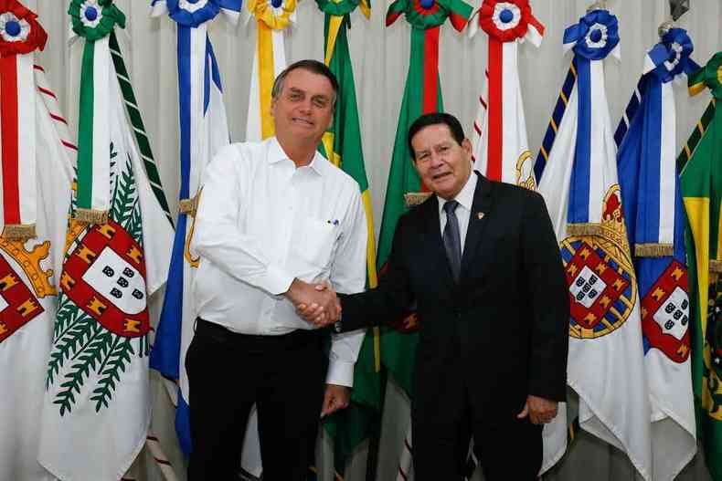 Jair Bolsonaro, ao transmitir o cargo para o vice-presidente, Hamilton Mourão