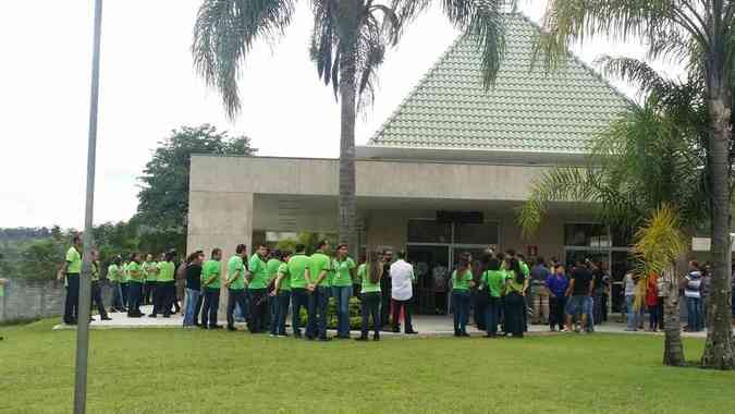 Colegas de emprego, familiares e amigos foram at o Cemitrio Parque Renascer para prestarem ltimas homenagens  vtima Jair Amaral: EM/DA Press