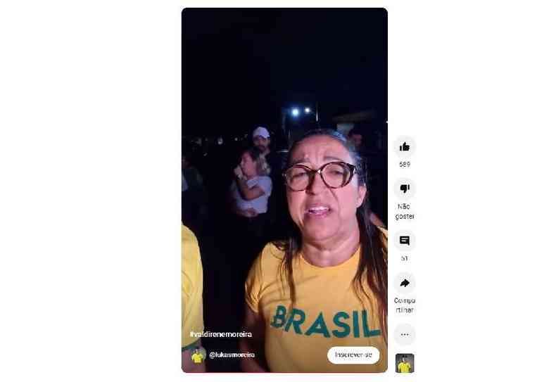 Valdirene com camisa amarela e inscrio 'Brasil' 