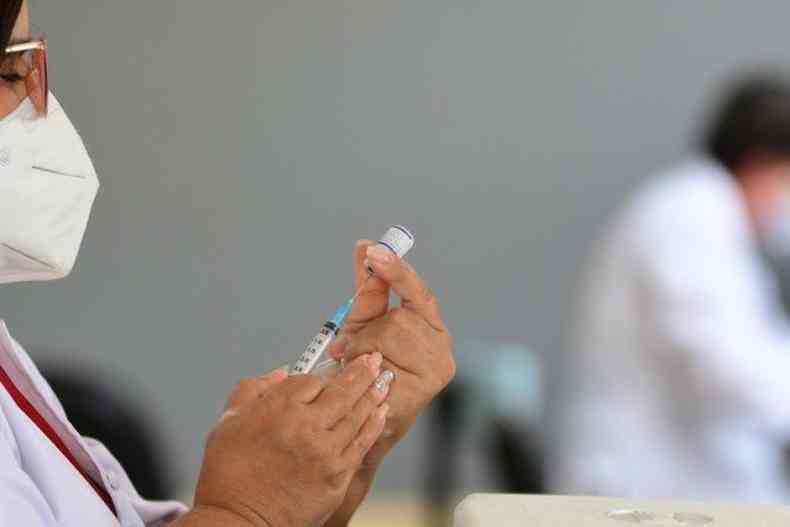 Enfermeira se prepara para aplicar a vacina contra a COVID-19