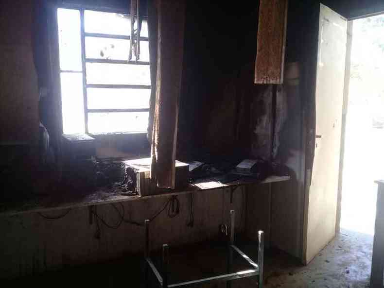 Computadores foram destrudos pelo incndio na aldeia Xacriab(foto: PMMG/divulgao)