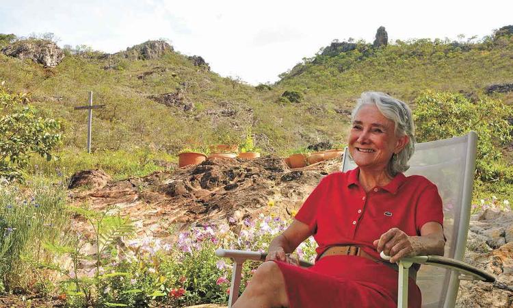 ngela Lago sentada ao ar livre