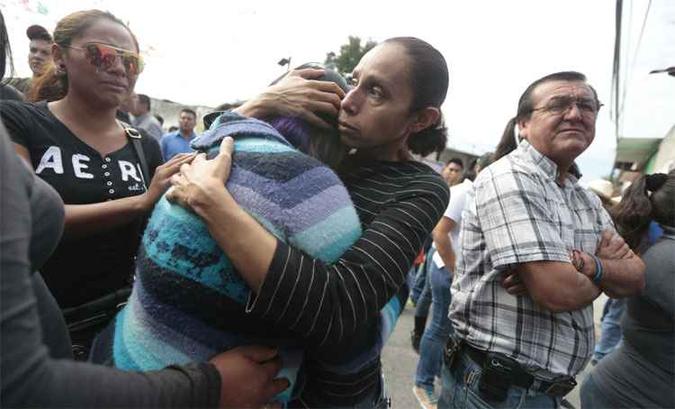 Populao lamenta do lado de fora da casa de Gisela Mota.(foto: AFP PHOTO/Pedro PARDO )