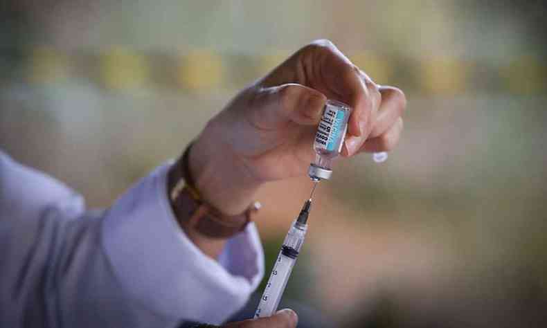 aplicao da vacina contra COVID-19 sendo preparada