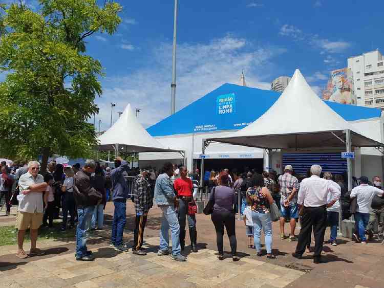 Pessoas em fila no Feiro Limpa Nome, evento promovido pela Serasa para renegociao de dvidas em novembro de 2022