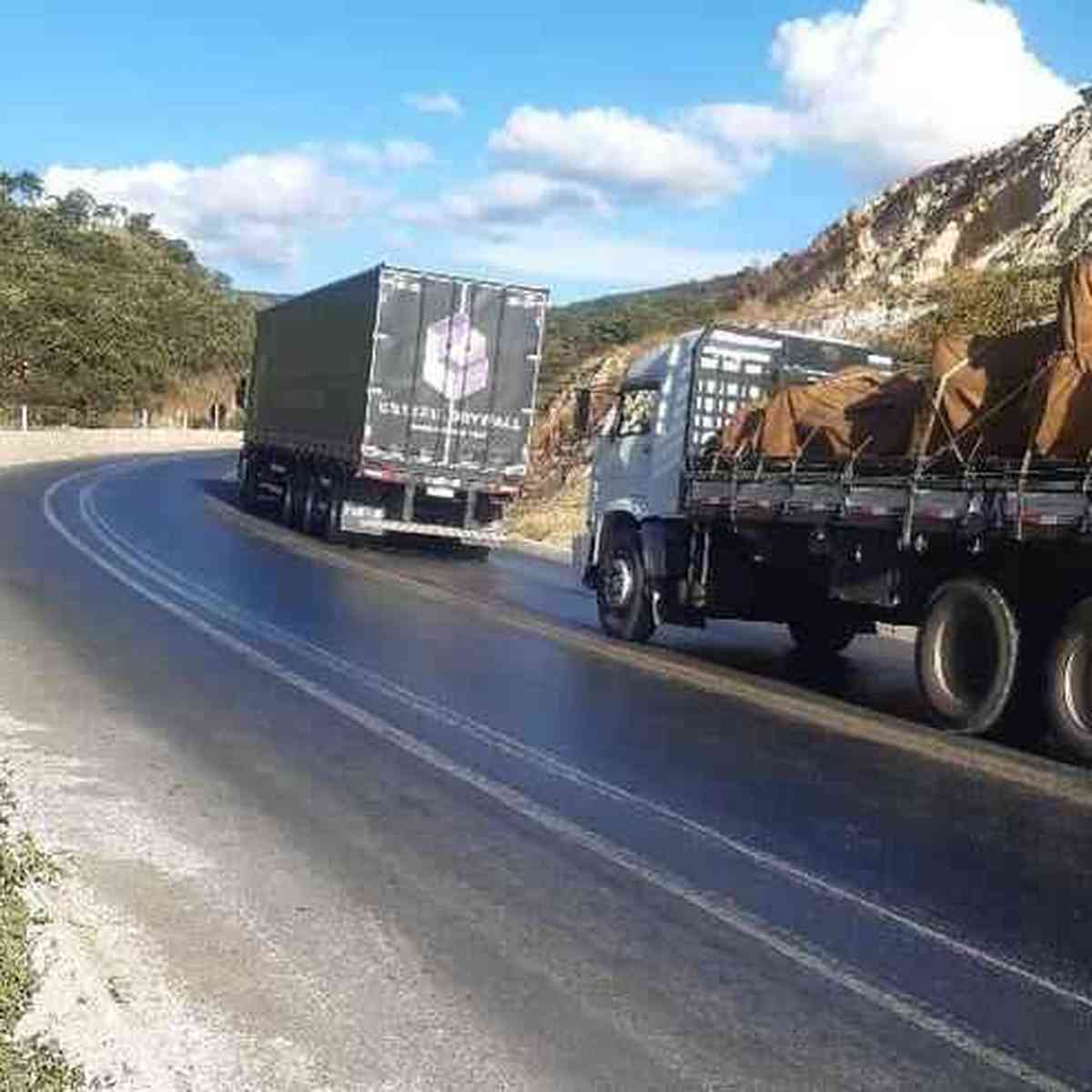 BR-251, trecho de Francisco Sá: Não houve feridos, porém o conteúdo do  tanque foi derramado em aproximadamente 400 metros da rodovia em ambos os  sentidos, tornando-a escorregadia e oferecendo risco ao trânsito