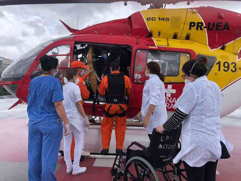 Helicóptero leva pacientes ilhados para fazer tratamento