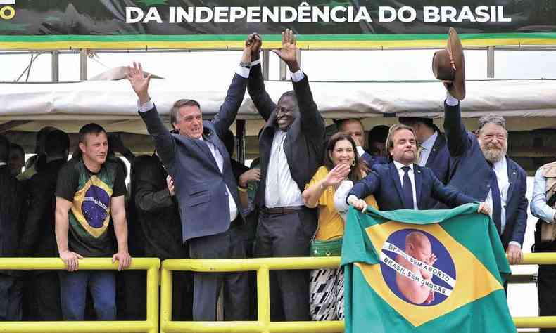 Com discurso modulado por marqueteiros, Bolsonaro no fez ataques diretos ao STF e se esforou para seduzir o eleitorado feminino, que est inviabilizando a sua reeleio