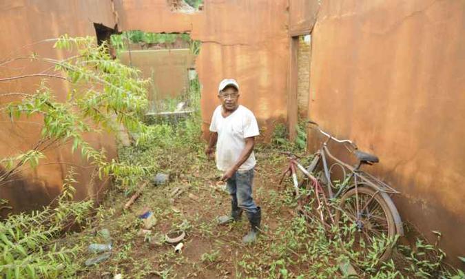 José Gonçalves nas ruínas do que foi sua casa: José Gonçalves nas ruínas do que foi sua casa: