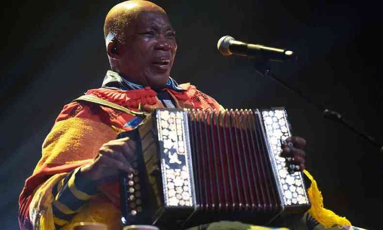 Fotografia mostra Milton Nascimento tocando sanfona 