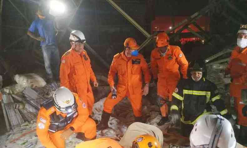 Centenas de bombeiros militares e civis participaram dos trabalhos no supermercado Mateus da Curva do 90, em So Lus(foto: Divulgao/Corpo de Bombeiros)