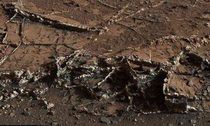 Segundo os astrofsicos, indcios de que exista gua em Marte consistem na presena de perclorato de clcio no solo marciano(foto: AFP PHOTO/NASA)