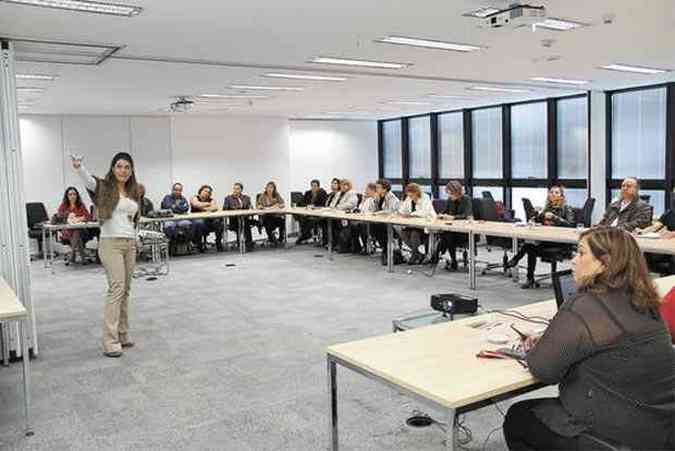 A subsecretária de Gestão de Pessoas, Fernanda Neves (em pé), se reuniu ontem com representantes dos servidores efetivados (foto: Seplag/Divulgação)