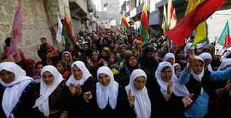 Em Aleppo, Sria, centenas de manifestantes, a maioria mulheres, saram s ruas em solidariedade aos soldados curdos que esto em combate na Sria e Iraque(foto: Hosam Katan/Reuters)