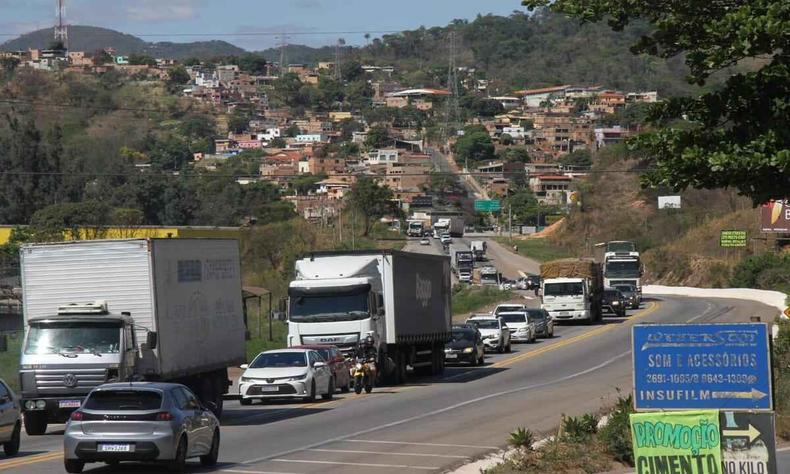 Trnsito na BR-381, na altura do Km 450