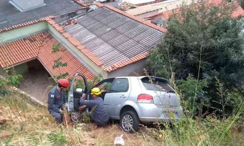 O idoso foi retirado do carro sem nenhum ferimento(foto: Corpo de Bombeiros/Divulgao)
