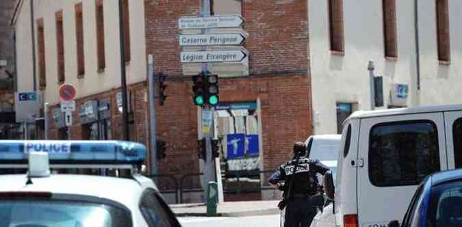Policial francs  executado em frente de um banco, onde quatro pessoas foram feitas refns por um homem que dizia ser ligado  Al-Qaeda no sul da cidade francesa de Toulouse(foto: AFP PHOTO / ERIC Cabanis)