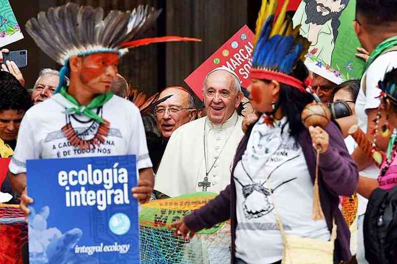 Líderes indígenas participaram da abertura do Sínodo dos Bispos Sobre a Amazônia, na manhã desta segunda-feira(foto: ANDREAS SOLARO/AFP)