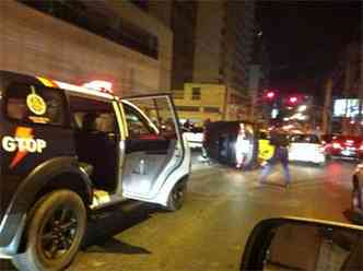 O carro ocupado pelos criminosos foi cercado pela polcia depois do acidente(foto: WhatsApp/reproduo)