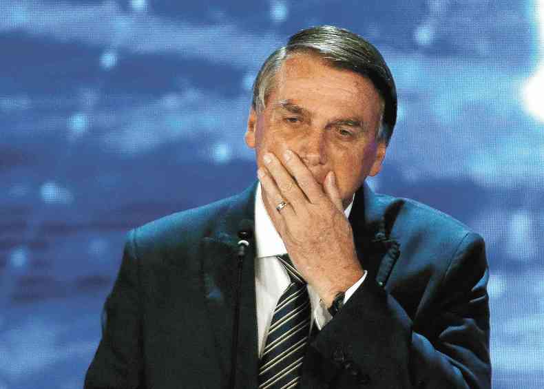Presidente Jair Bolsonaro est com a mo na boca