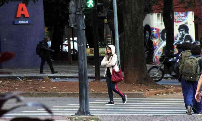 pessoas bem agasalhadas se protegendo do frio em BH