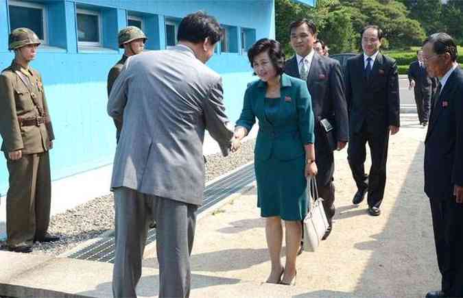 Uma representante da Coreia do Sul cumprimenta Kim Song-hye, um oficial snior do comit norte-coreano de reunificao pacfica das Coreias(foto: REUTERS)