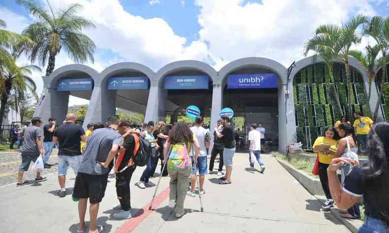 Alunos entrando em instituio para fazer prova