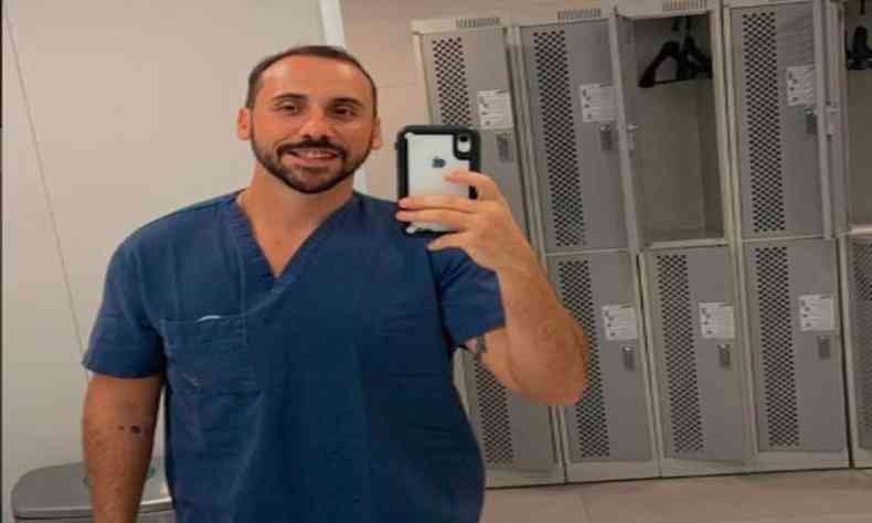 Giovanni, anestesista suspeito de estuprar pacientes durante o parto em foto de redes sociais. Ele sorri e tem um telefone nas mos