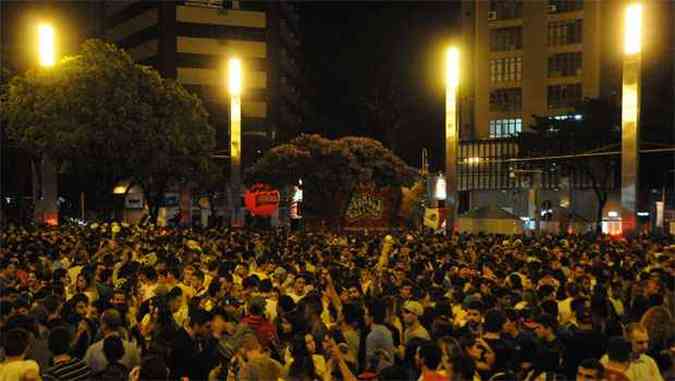 Desde o incio da copa do mundo, os Quarteires fechados e as vias do entorno esto ficando superlotados at de madrugada. estimativa  que a regio receba 20 mil pessoas no sbado(foto: Marcos Vieira/EM/D.A Press)