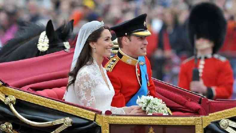 No dia do casamento, o duque e a duquesa de Cambridge foram levados de carruagem da Abadia de Westminster para o Palcio de Buckingham(foto: BBC)
