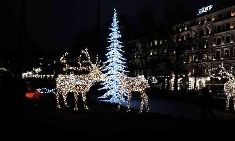 Nas praas centrais da capital finlandesa, renas e a tradicional rvore se cobrem de ouro e prata  espera do Natal(foto: gustavo werneck/em/d.a press)