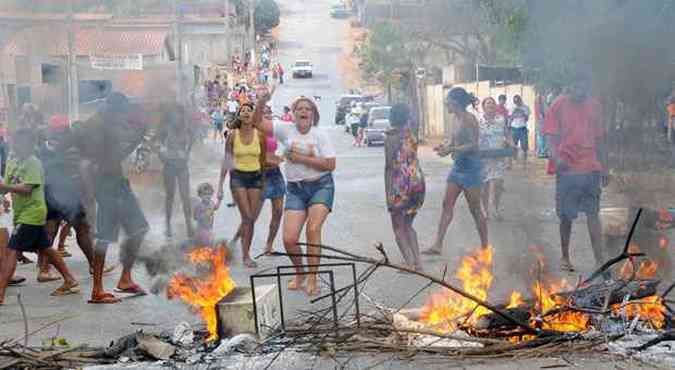 Moradores chegaram a fazer protestos na cidade por causa da falta do abastecimento(foto: Beto Novaes/EM/D.A.Press)